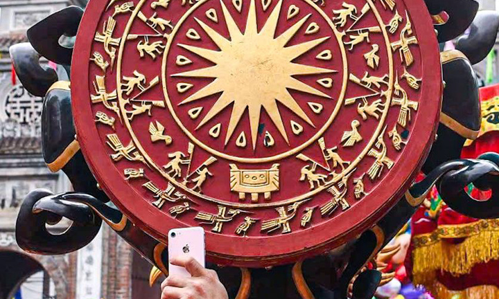 Về làng Đồng Kỵ, xem người dân rước pháo khổng lồ nặng hơn 1 tấn