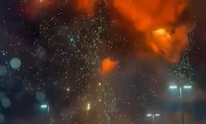 Máy bay rơi ở khu dân cư Mỹ, nhiều ô tô bốc cháy 