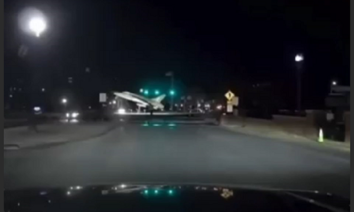 Khoảnh khắc trực thăng va chạm máy bay làm 67 người chết ở Mỹ