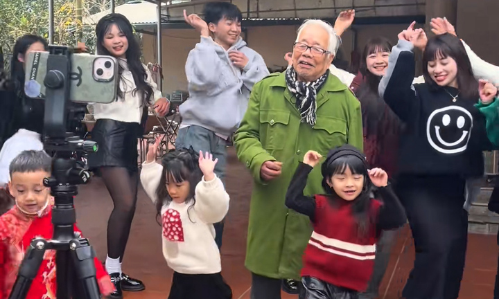 Ông ngoại 94 tuổi nhảy múa theo điệu nhạc cùng cháu, chắt ngày Tết