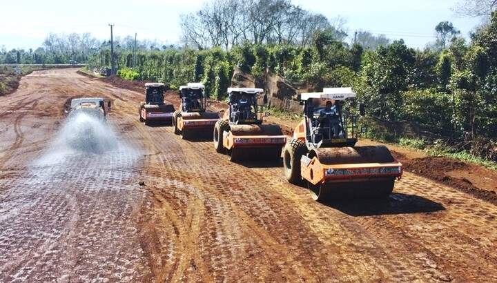 Rầm rộ thi công cao tốc những ngày đầu Xuân
