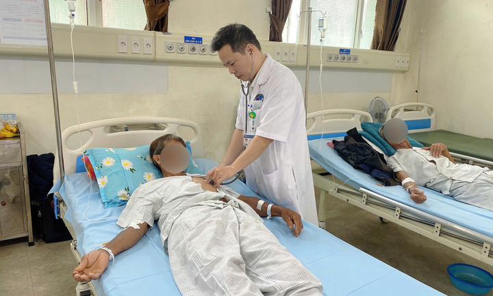 Người đàn ông bị dây kẽm có bọc nhựa xuyên qua 2 lớp áo, găm vào ngực