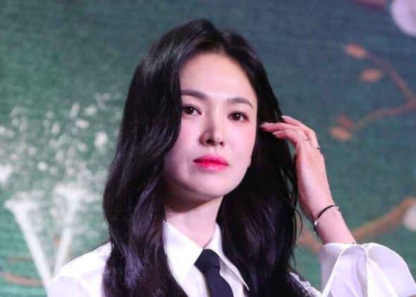 Sao Hàn 3/2: Song Hye Kyo bị chê 'già nua', bố Jae Joong đẹp như tài tử