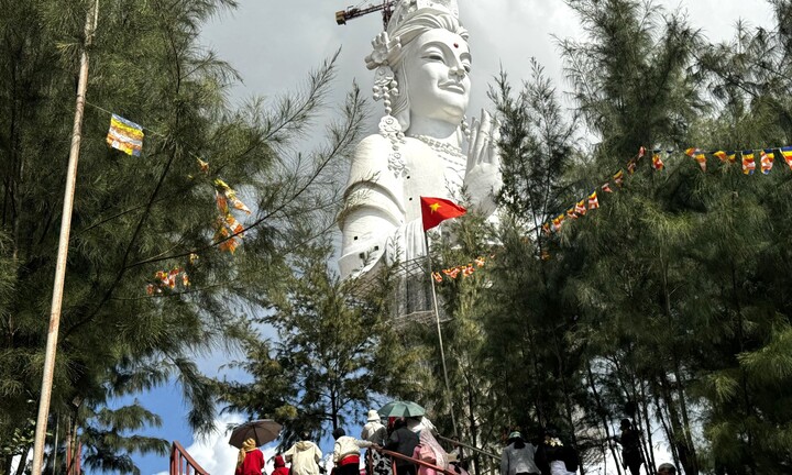 Du khách thập phương chiêm bái tượng Phật Quan Âm lớn nhất Đông Nam Á