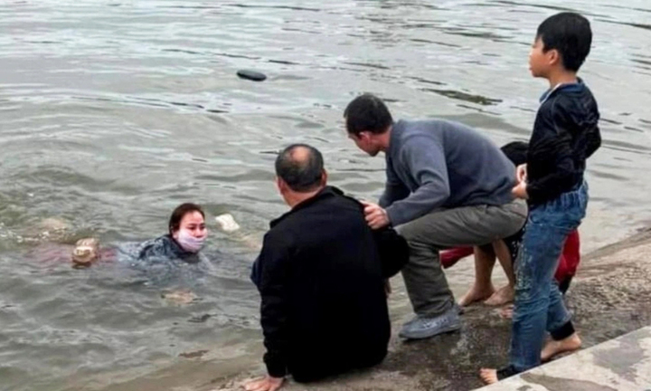 Bất chấp giá rét, người phụ nữ lao xuống hồ cứu 3 học sinh