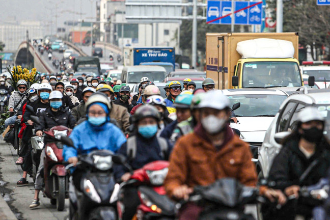 Nhiều tuyến đường vào trung tâm Hà Nội ùn tắc ngày đầu đi làm sau Tết