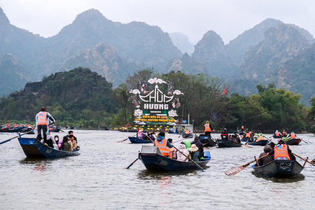 Du khách đội mưa rét về khai hội chùa Hương