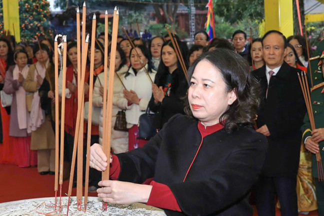 Hàng nghìn người đổ về khai mạc Lễ hội đền Hai Bà Trưng