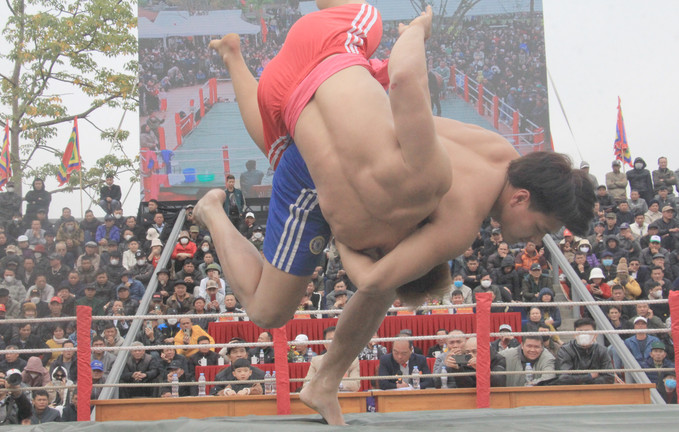 Xem các màn đấu vật gay cấn tại lễ hội gần 700 tuổi ở Hải Phòng