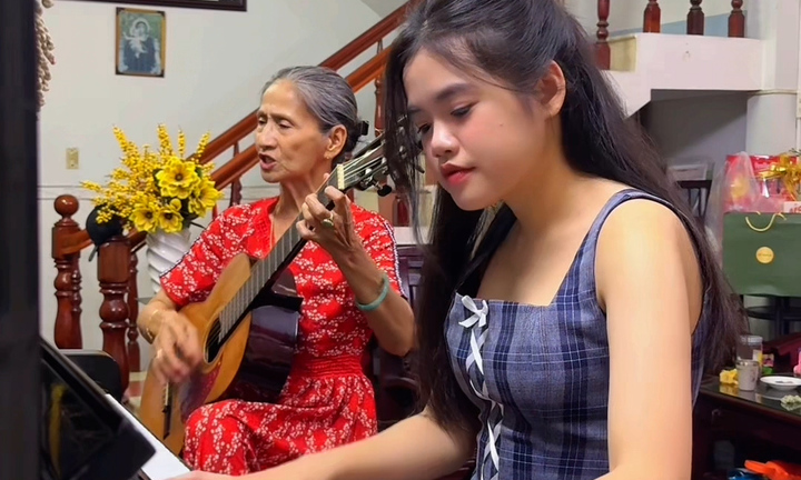 Cháu gái cùng bà nội U70 vừa đàn vừa hát gây sốt mạng xã hội