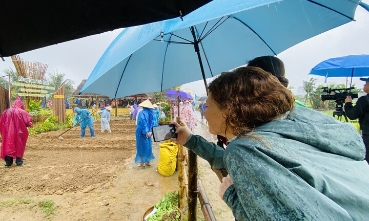 Du khách đội mưa tham dự lễ hội Cầu Bông ở làng du lịch tốt nhất thế giới