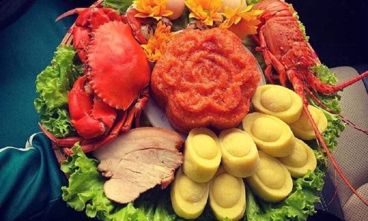 Tôm hùm, cua biển lên mâm cúng vía thần Tài, rẻ nhất vài trăm nghìn đồng/mâm