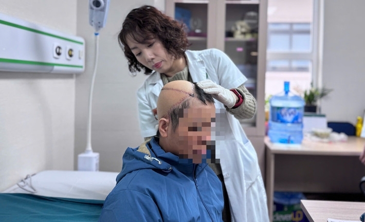 12 giờ 'cân não' cứu người phụ nữ bị ung thư da đầu xâm lấn xương sọ