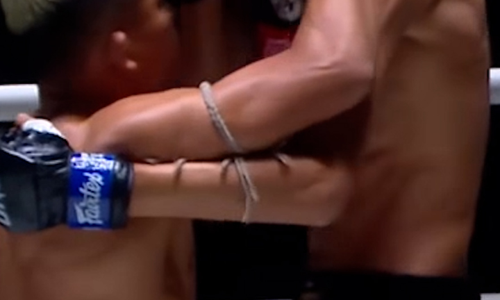 'Thần cước' Muay Thái hạ knock-out nhà vô địch thế giới ngay trong hiệp đầu tiên