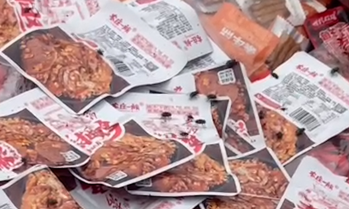 Ruồi nhặng bâu đầy trên núi bánh kẹo 'lạ' bị vứt bỏ ngay sau Tết Nguyên đán