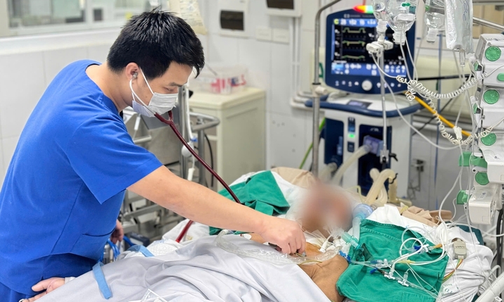 Nhiễm cúm A trong 3 tuần không khỏi, phổi người đàn ông trắng xóa, phải thở máy