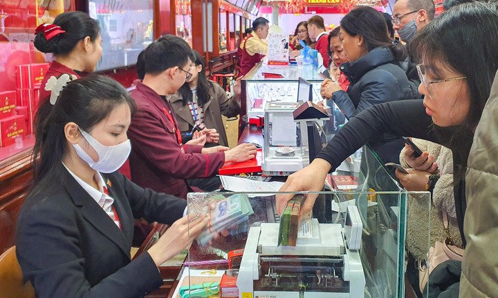 Giá vàng lên 'đỉnh', người dân cấp tập bán, lãi hàng trăm triệu đồng