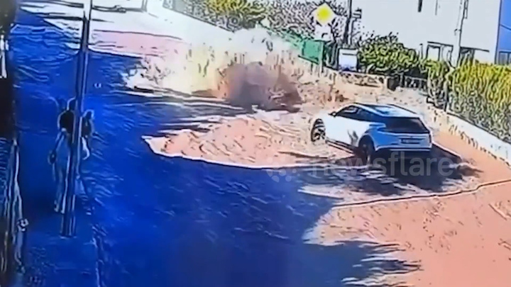 Vỡ đường ống, nước đục phun trào gây ngập cả khu phố