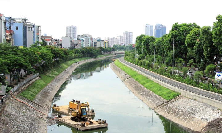 Chủ tịch Hà Nội giao triển khai giải pháp lấy nước sông Hồng bổ cập sông Tô Lịch