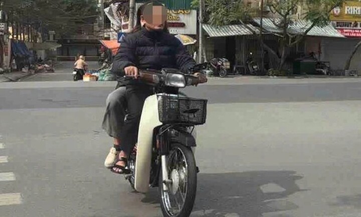 Xử phạt phó công an phường ở Hà Nội đầu trần lái xe máy