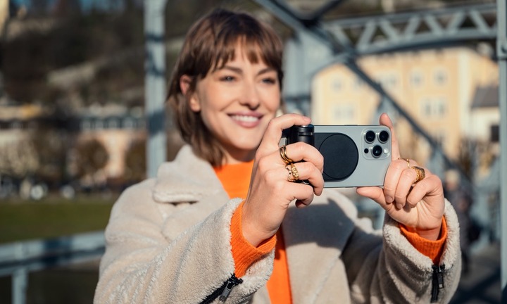 Leica lần đầu ra mắt phụ kiện cho iPhone