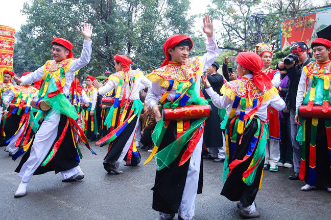 Cậu bé 13 tuổi tô son giả gái múa 'con đĩ đánh bồng' tại lễ hội làng Triều Khúc