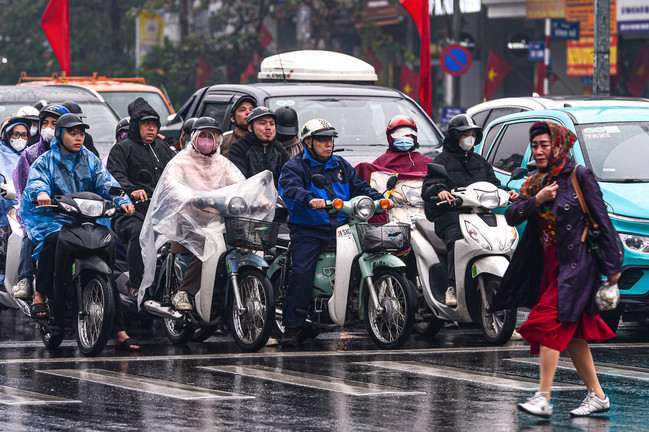 Vắng bóng CSGT, người Hà Nội vẫn chờ đèn đỏ 'thẳng như kẻ chỉ'