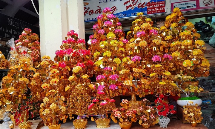 Vì sao có quan niệm đầu năm đi lễ không đặt cành vàng lá ngọc lên ban thờ?