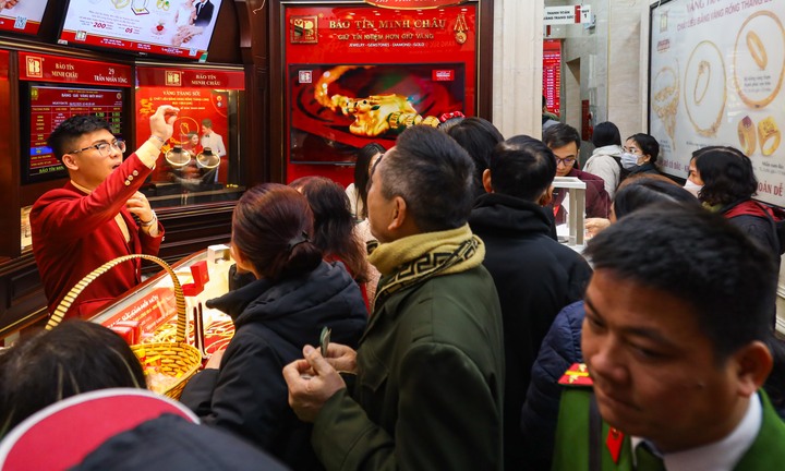 Người dân đổ xô bán vàng, trên 1 lượng phải chờ nhận tiền sau