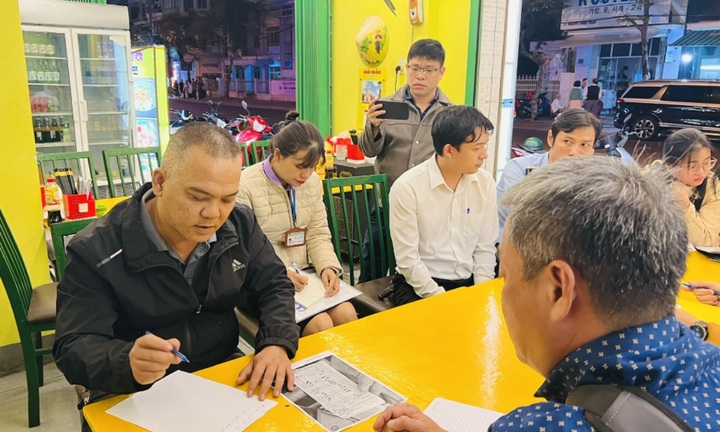 Đoàn kiểm tra làm việc với quán bị tố 'chặt chém' đĩa rau muống xào 500.000 đồng