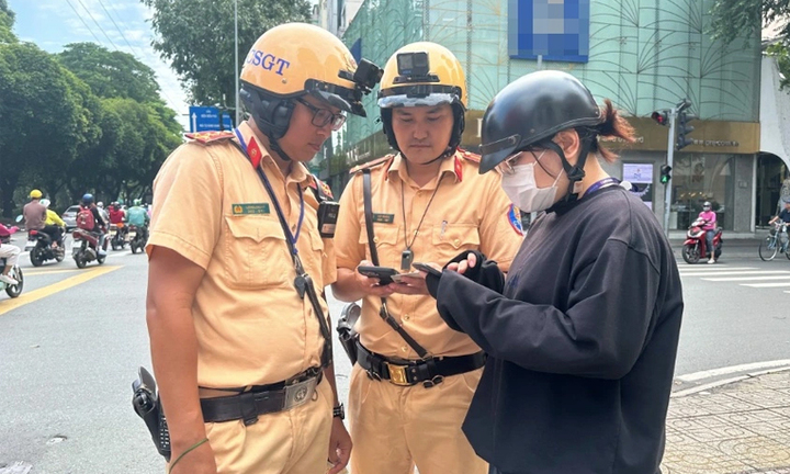 Xe máy vượt bên phải khi không được phép bị phạt bao nhiêu tiền?