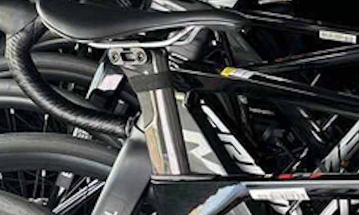 Dàn xe đạp bị cháy rụi, tuyển Việt Nam mượn đồ nghề chủ nhà Thái Lan 