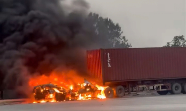 Xe đầu kéo bốc cháy dữ dội khi đang đi lên cầu Bình Than, Bắc Ninh