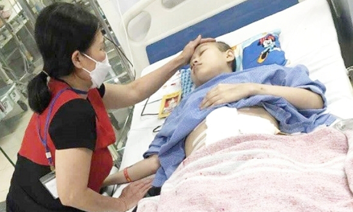 Thiếu nữ 15 tuổi chống chọi từng ngày với hai căn bệnh hiểm nghèo
