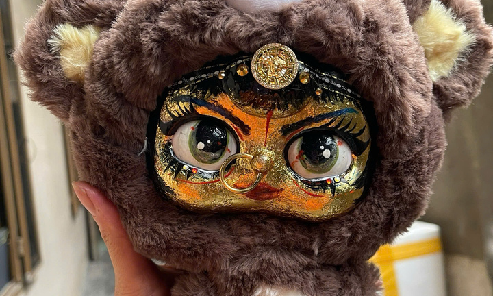 Vẽ mặt cho búp bê Baby Three, nhiều bạn trẻ kiếm vài chục triệu đồng mỗi tháng