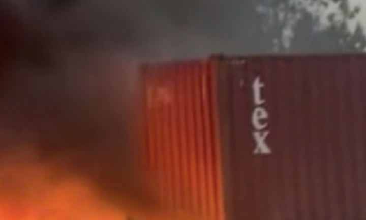 Xe đầu kéo bốc cháy ngùn ngụt khi đang đi trên đường