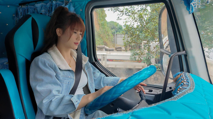 Cô gái xinh đẹp lái xe tải 30 tấn trên đường núi 
