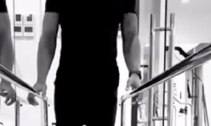 Tiền đạo Nguyễn Xuân Son bỏ nạng, bắt đầu tập đi lại