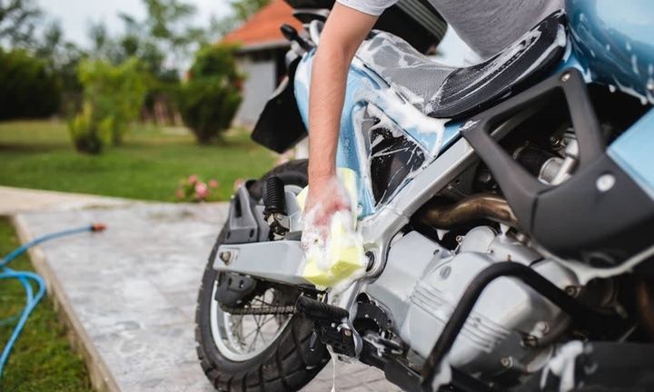 Những sai lầm cần tránh khi rửa xe máy tại nhà