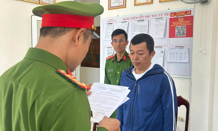 Nhân viên nhà hàng dùng cồn y tế pha chế rượu khiến hai người nước ngoài tử vong