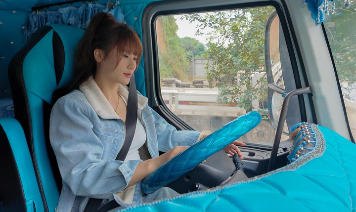 Hotgirl lái xe tải 30 tấn bon bon trên đường miền núi, bê gạch như cánh mày râu