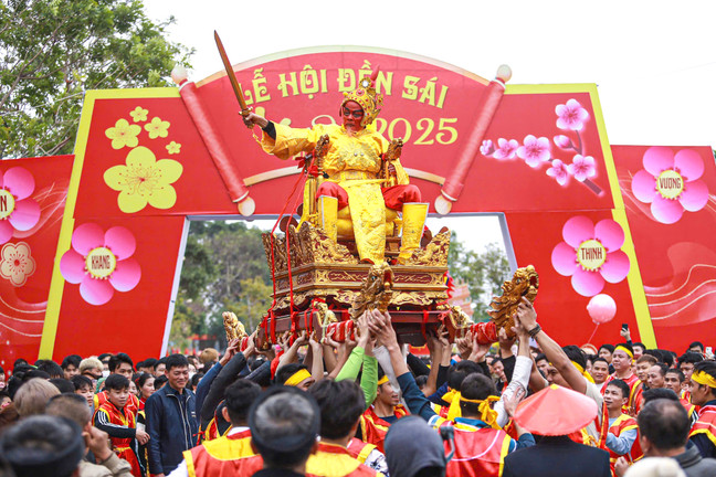 Trai tráng làng Thuỵ Lôi quay kiệu, rung lắc 'vua chúa' trong lễ hội đền Sái