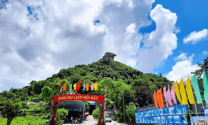 Những ngọn núi nổi tiếng thuộc dãy Thất Sơn