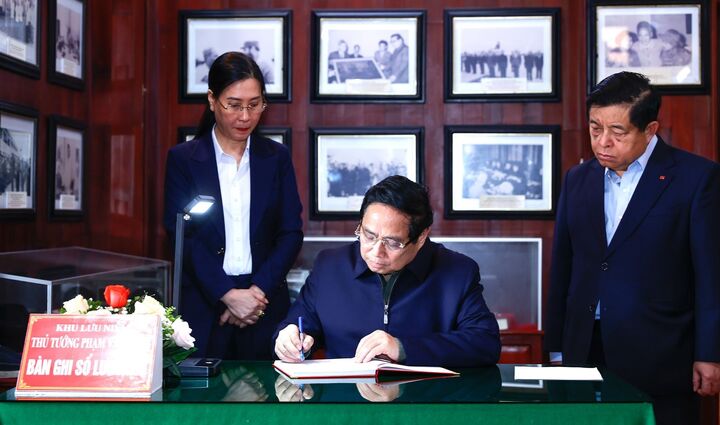 Thủ tướng Phạm Minh Chính ghi lưu bút tưởng nhớ cố Thủ tướng Phạm Văn Đồng
