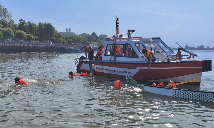 Cứu nạn 12 vận động viên đua thuyền bị lật trên sông Đồng Nai