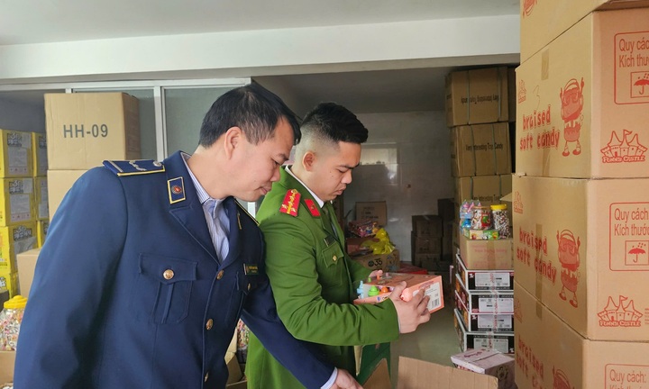 Sau vụ xả thải núi bánh kẹo, phát hiện hàng trăm sản phẩm nhập lậu tại La Phù