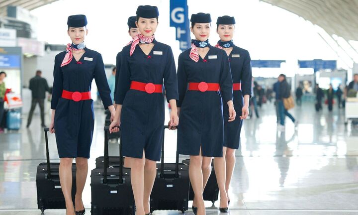 Tại sao tiếp viên hàng không thường diện váy ngắn, ít khi mặc quần dài?