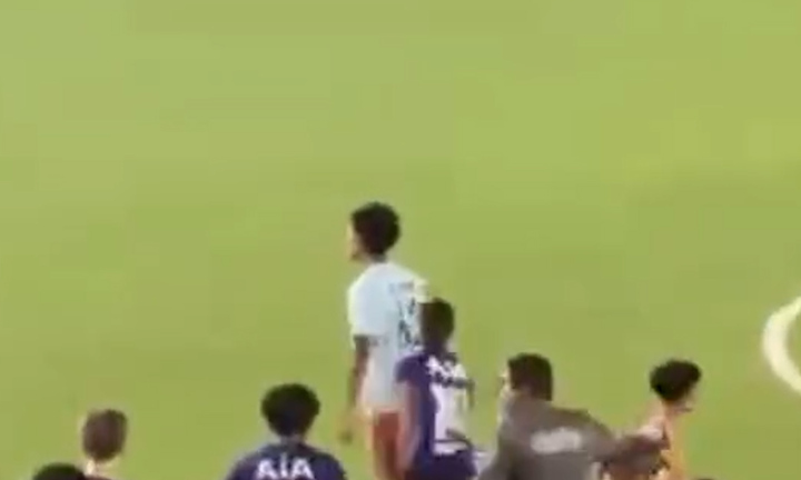 Tấn công đối phương ngay trên sân, cầu thủ trẻ Singapore bị bắt