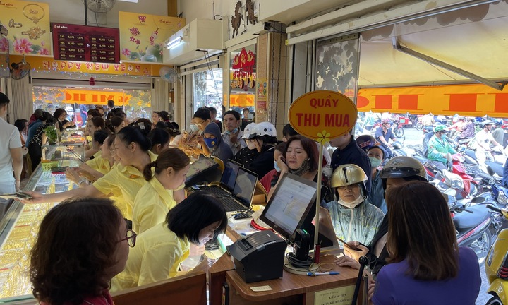 Giá vàng tăng nhanh rồi giảm sâu, người dân TP.HCM đổ xô đi bán 