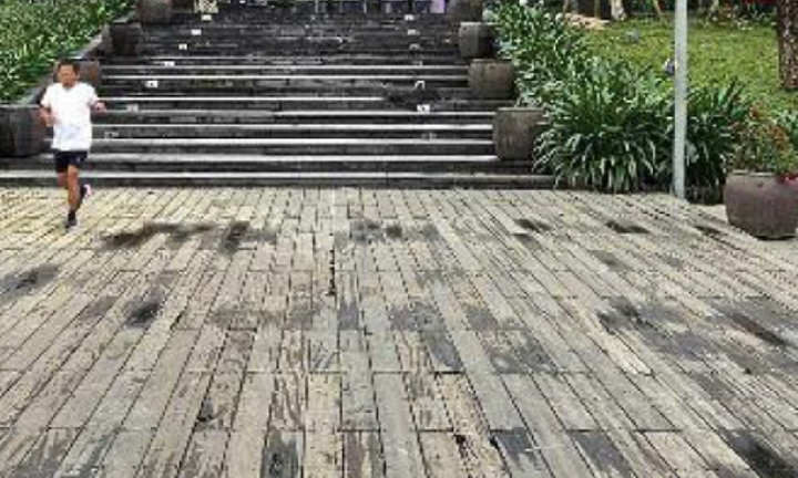 Cầu gỗ lim ở Huế xuất hiện nhiều vị trí mục nát